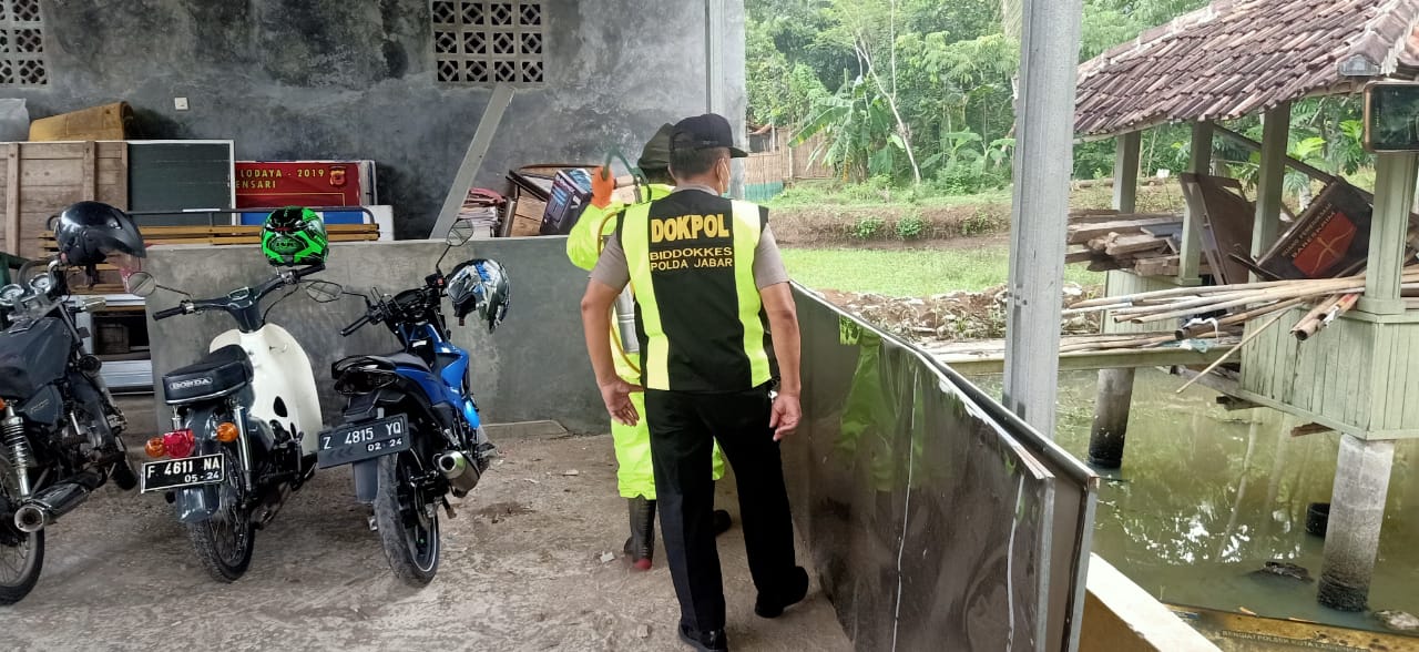 Antisipasi Virus Corona, Polres Banjar Semprotkan Cairan Disinfektan