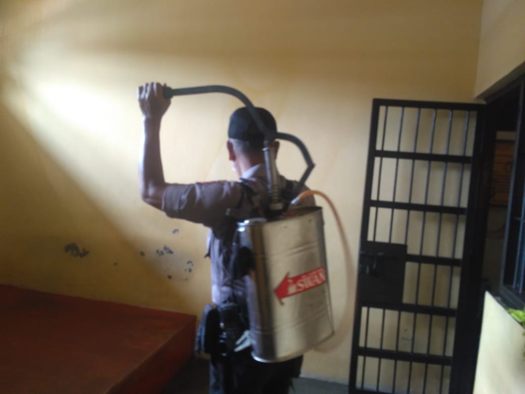 Cegah Penyebaran Covid-19, Ruang Tahanan Mapolres Banjar Disemprot Cairan Disinfektan