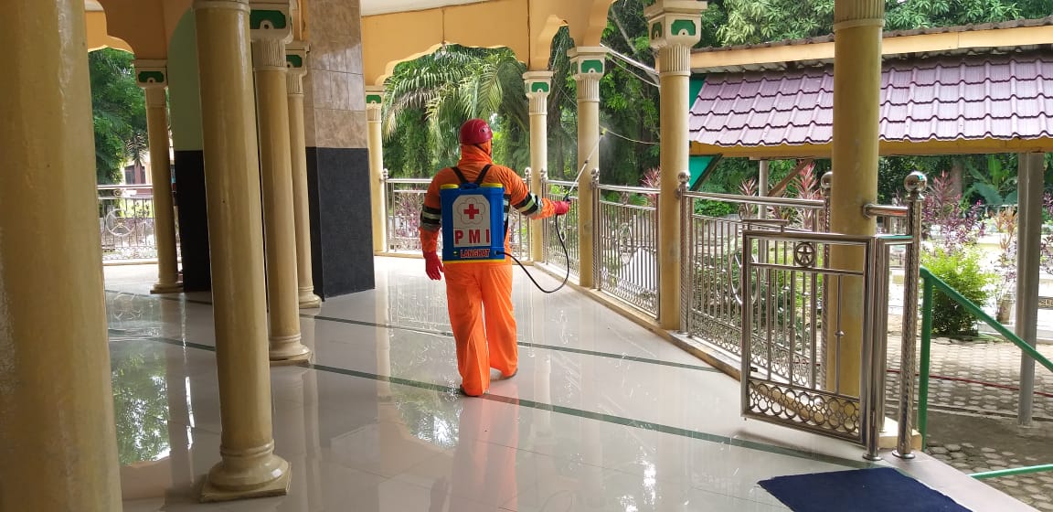 Virus Corona Menyerang Langkat, PMI Lakukan Penyemprotan Disinfektan di Masjid Raya Stabat