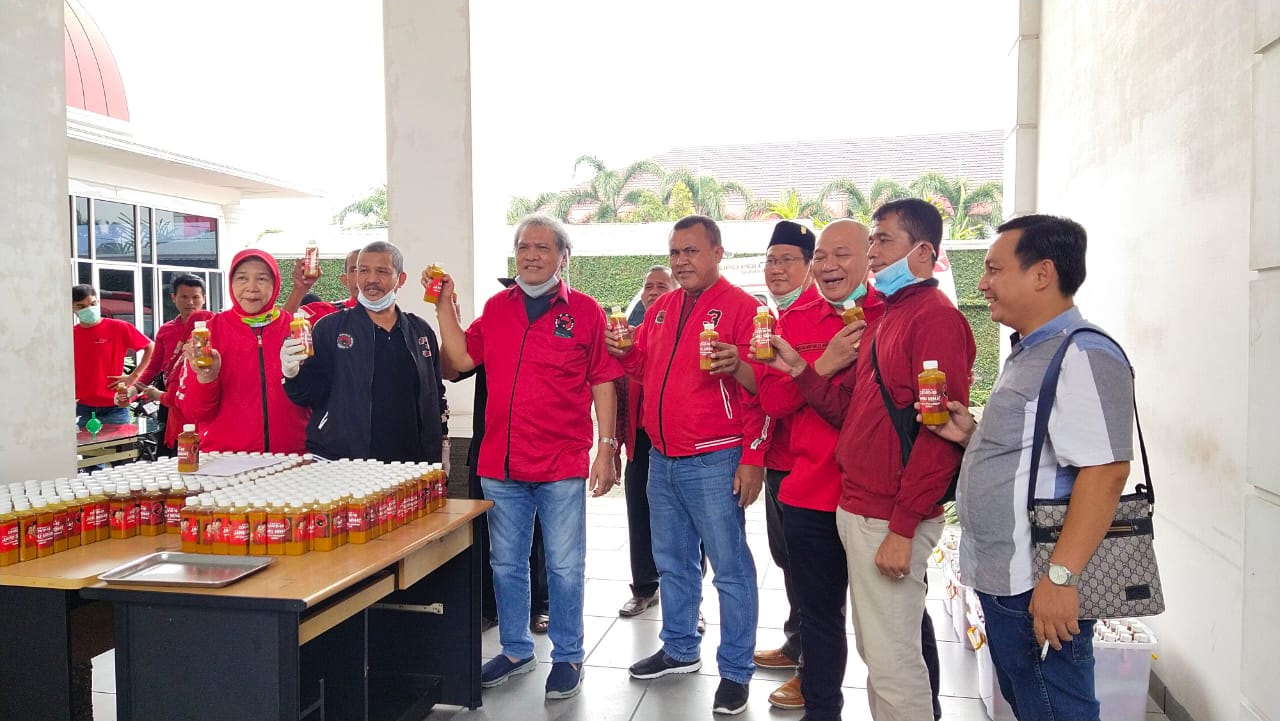 PDIP Sumut, Bagikan Ribuan Botol Jamu Sehat