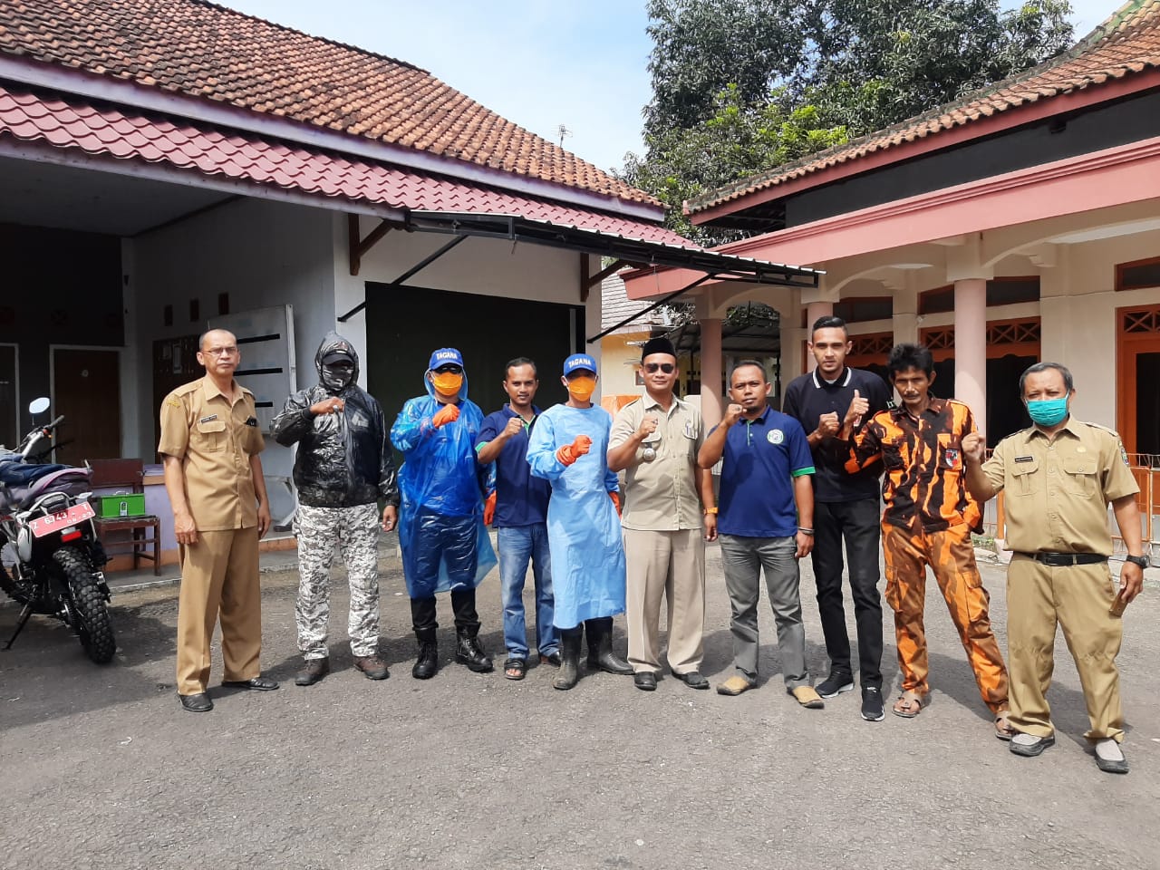 Meminimalisir Penyebaran Covid-19, Pemdes Kertahayu Semprotkan Disinfektan
