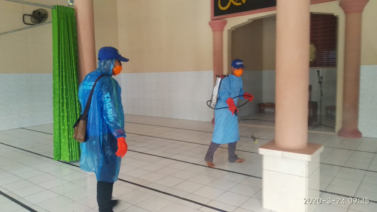 Meminimalisir Penyebaran Covid-19, Pemdes Kertahayu Semprotkan Disinfektan