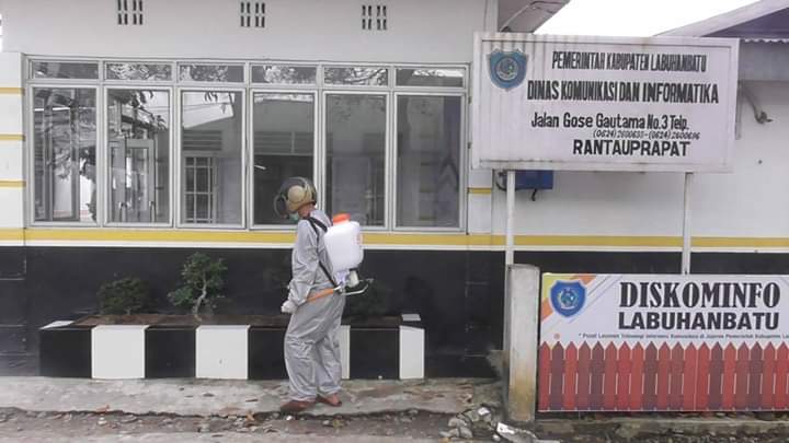 Cegah Penyebaran Covid-19, Dinas Kominfo Labuhanbatu Semprot Disinfektan