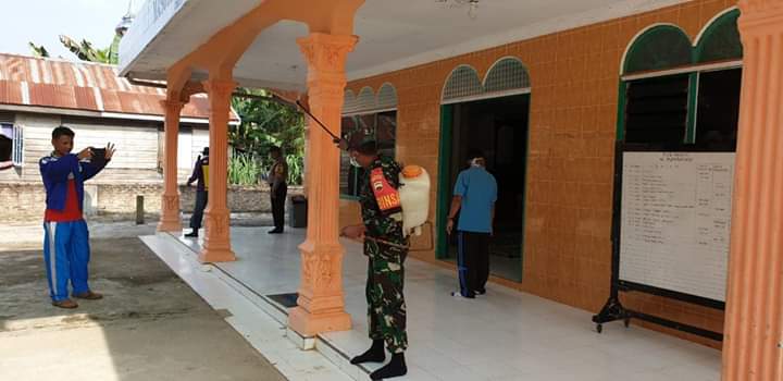 Pemerintah Desa Kampung Bilah Labuhanbatu, Semprot Disinfektan ke Rumah Ibadah