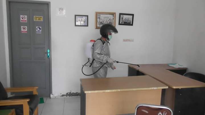 DLH Labuhanbatu, Sterilkan Kantor dari Virus Covid-19