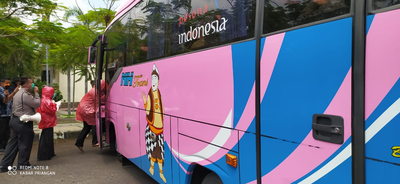 Antisipasi Penyebaran Corona, Polres Banjar Banjar Periksa Penumpang Bus Asal Jakarta