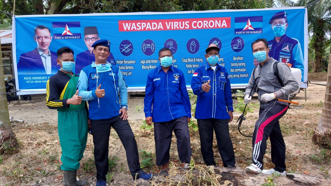 Cegah Virus Corona, Sekjen Partai Demokrat Aceh Tamiang Semprot Disinfektan Sebelum Shalat Jumat