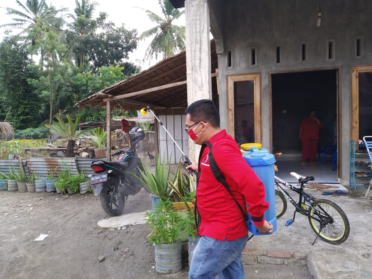 Ketua PDIP Langkat, Semprot Disinfektan ke Pemukiman Warga dan Rumah Ibadah