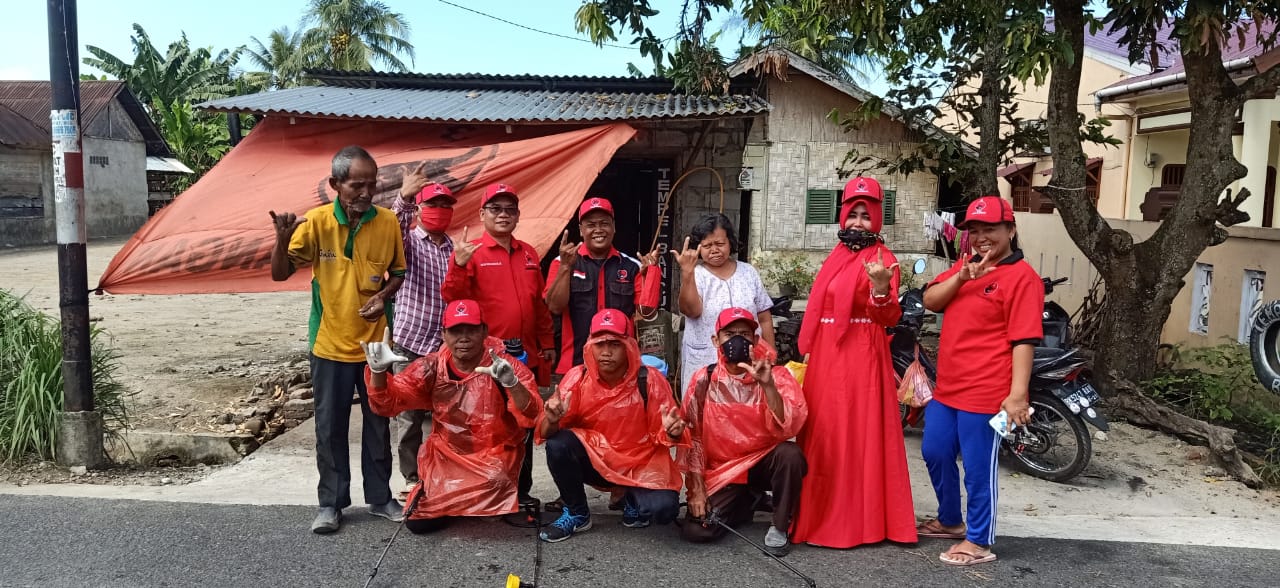 Ketua PDIP Langkat, Semprot Disinfektan ke Pemukiman Warga dan Rumah Ibadah