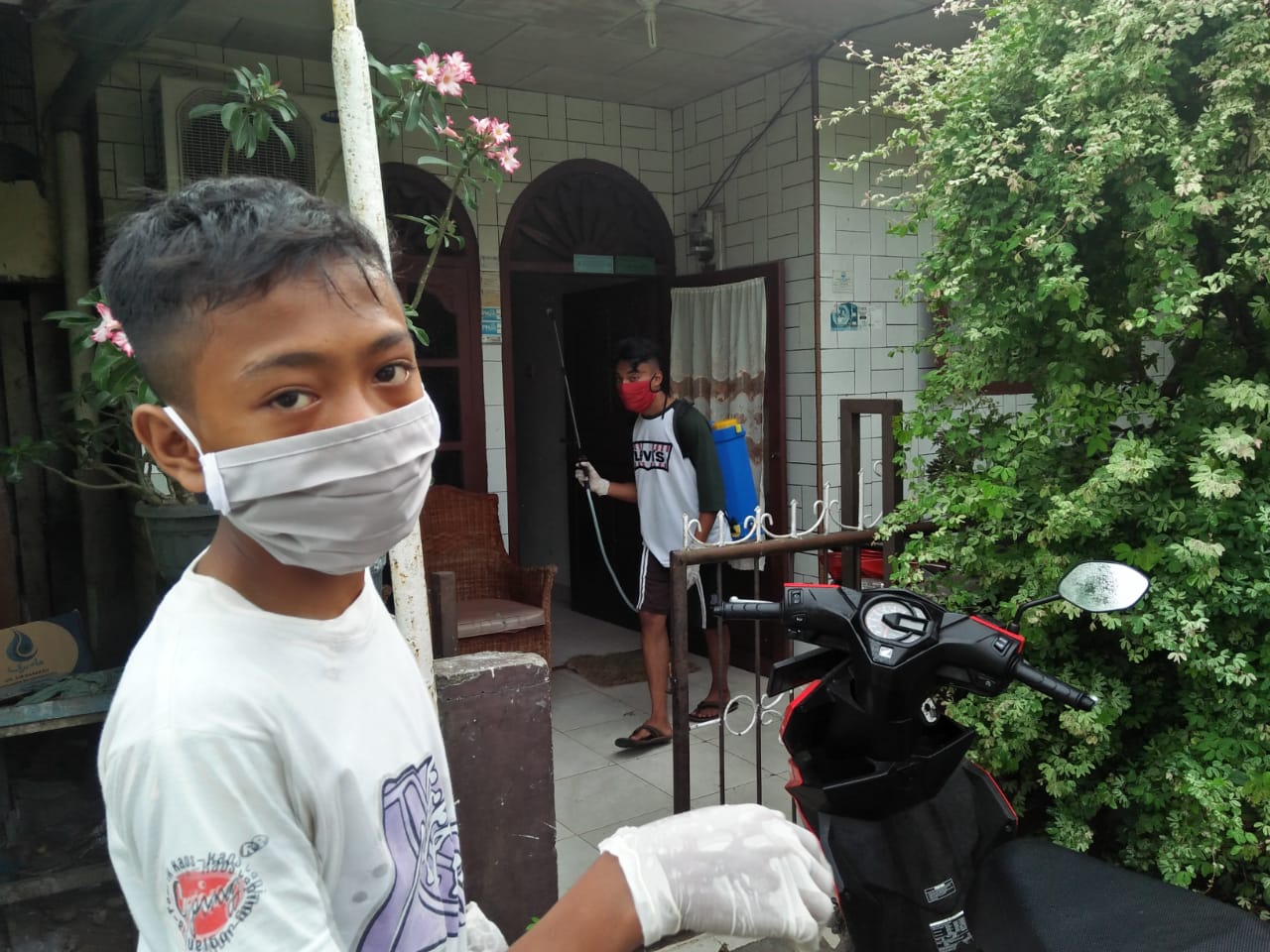 Putus Corona, Remaja Pangkalan Susu Semprot Disinfektan ke Rumah Warga
