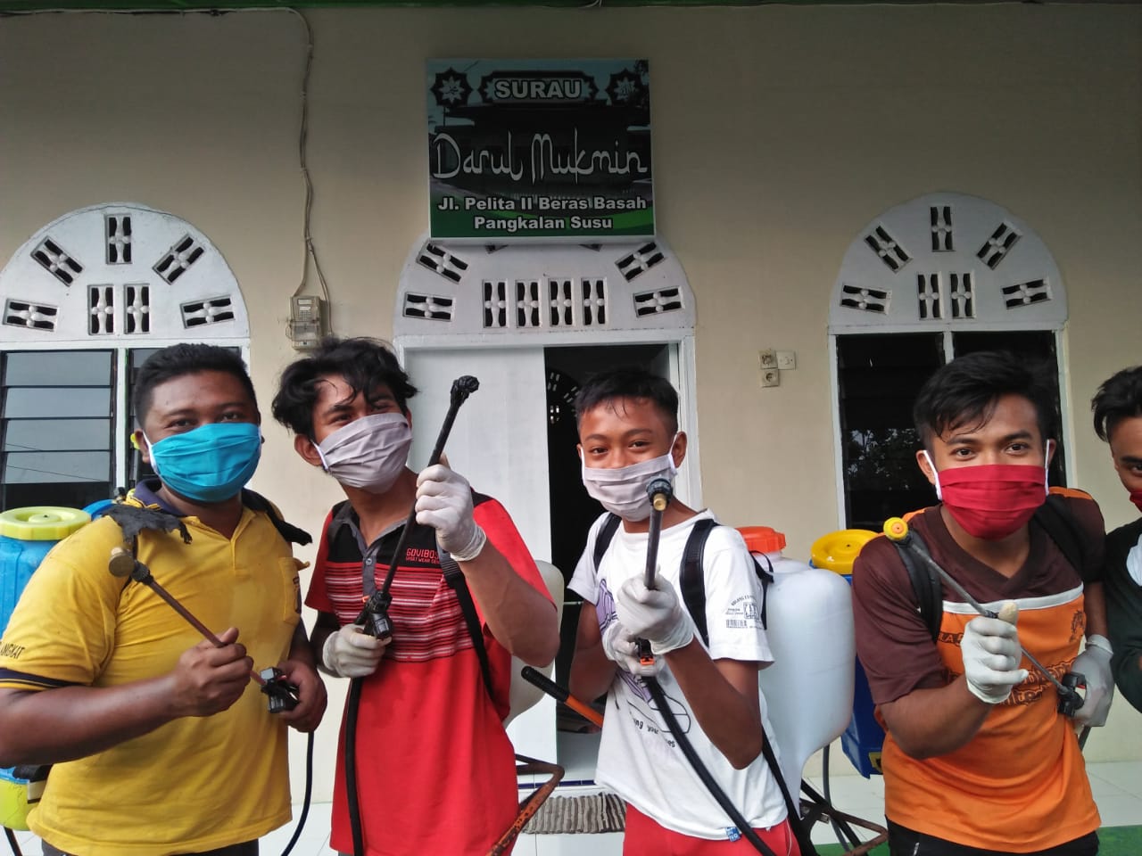 Putus Corona, Remaja Pangkalan Susu Semprot Disinfektan ke Rumah Warga