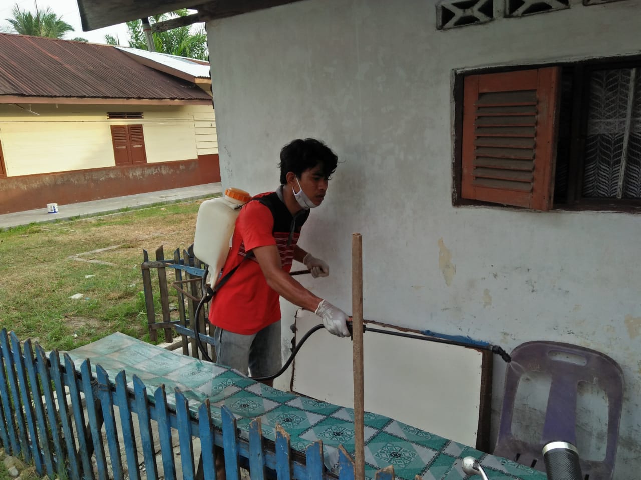 Putus Corona, Remaja Pangkalan Susu Semprot Disinfektan ke Rumah Warga