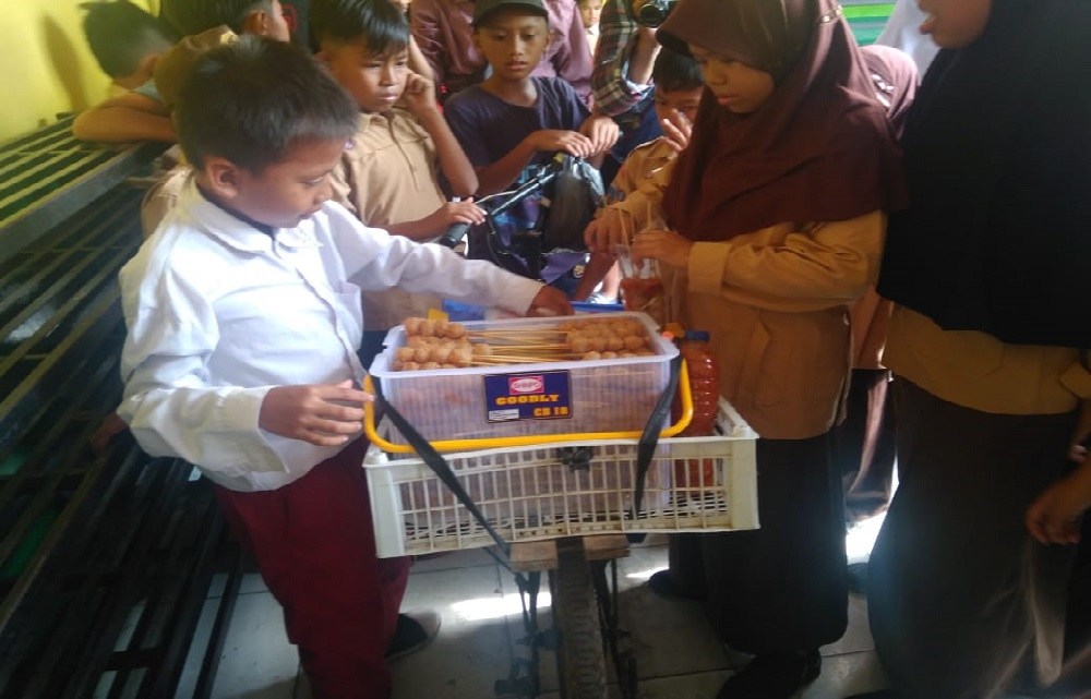 Anak-Anak Ini Rela Jualan Basreng hingga Cilok, Demi Biayai Sekolah