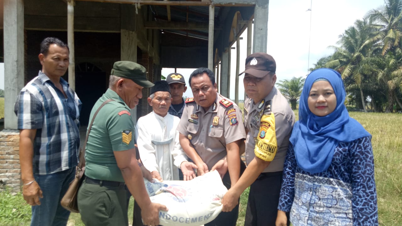Jumat Barokah, Polsek Tanjung Beringin Santuni Kaum Dhuafa