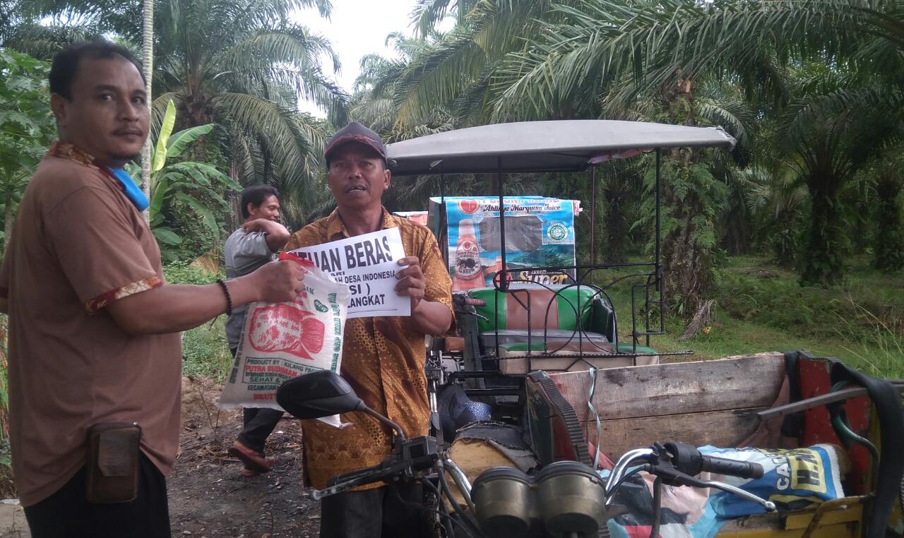 Apdesi Langkat, Bagikan Sembako untuk Tukang Becak di Tengah Wabah Corona