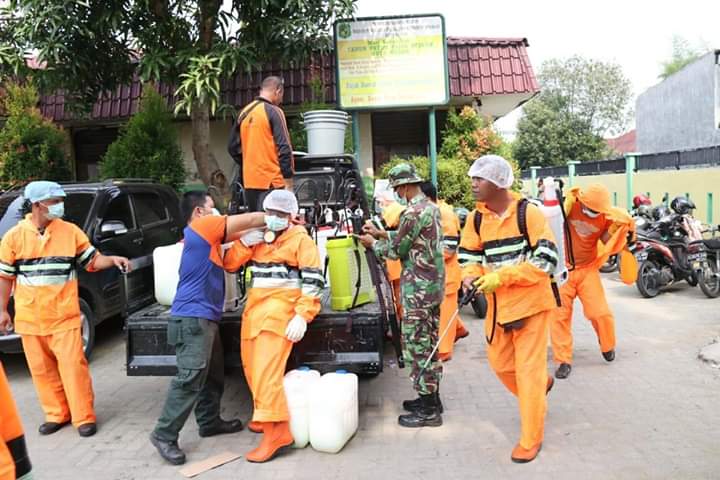 Cegah Penyebaran Covid-19, Kecamatan Medan Johor Lakukan Penyemprotan Disinfektan