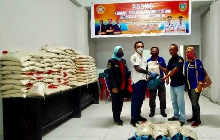 Karang Taruna Sumut Bagikan 210 Paket Sembako kepada Warga Kurang Mampu