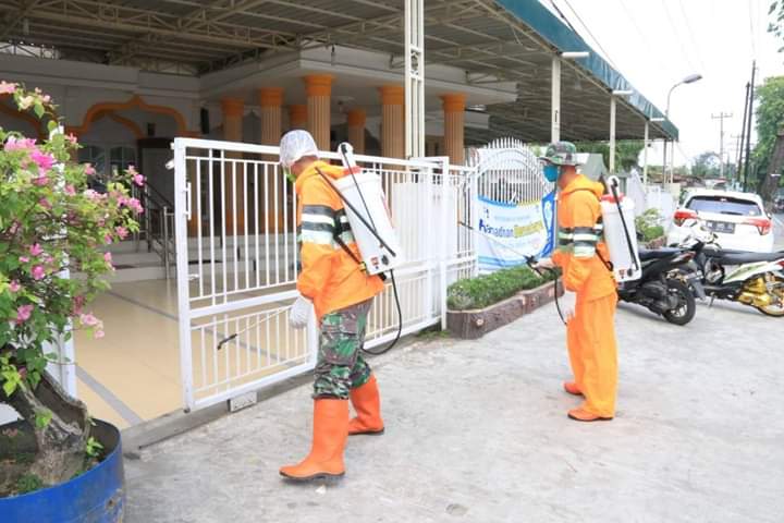 Tim Gugus Tugas Percepatan Penanganan Covid-19 Semprot Disinfektan di Kecamatan Medan Sunggal