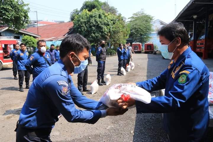 Tenaga PHL Dinas P2K Kota Medan Terima Bantuan Beras dan Masker