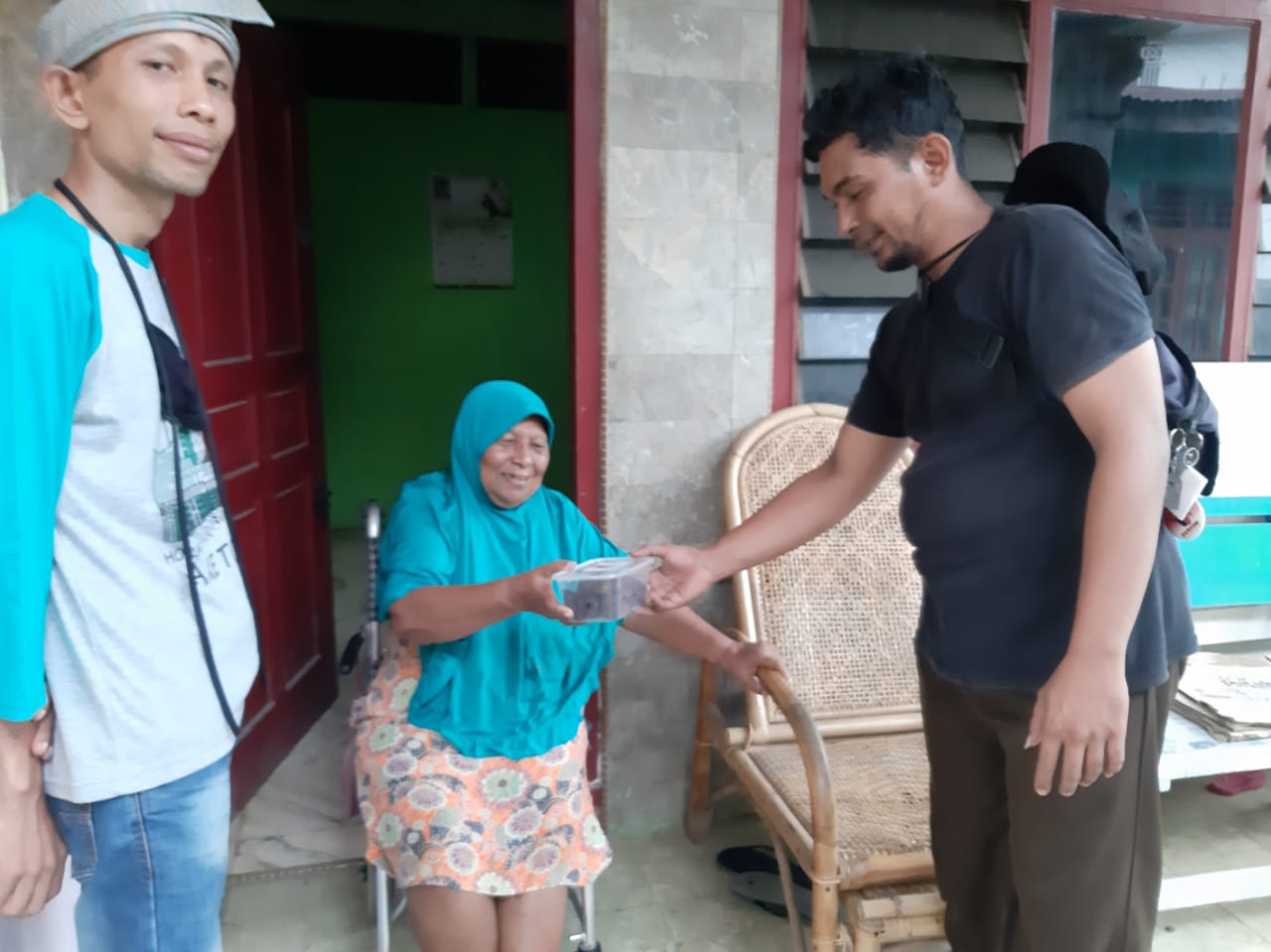PM MBN Langkat Tanjung Pura Bagikan Paket Kurma Di Tengah Wabah Corona