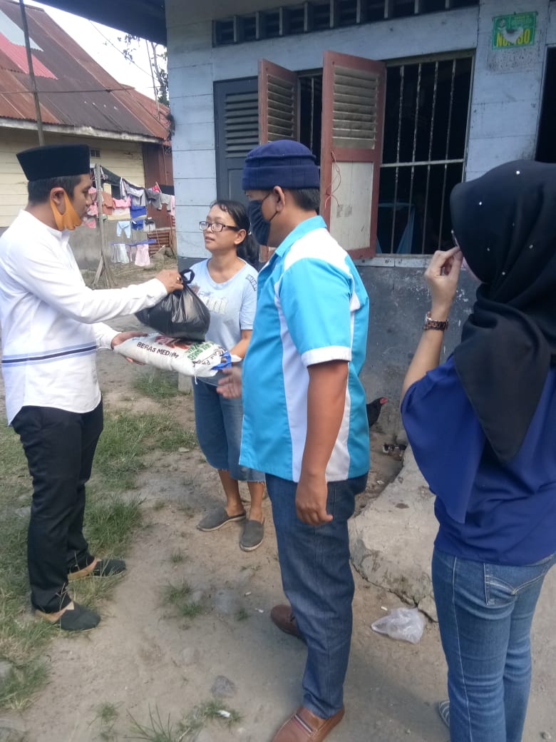 MUDANEWS.COM, Deli Serdang - Muhammad Teguh Syuhada Lubis, SH. MH tokoh pemuda kabupaten Deli Serdang membagikan 100 paket sembako