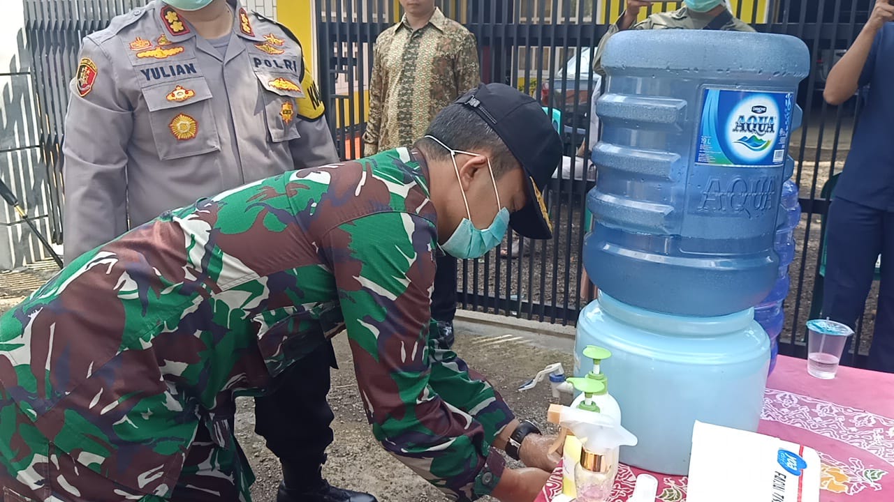 Cegah Penyebaran Covid-19, Pasangan Pengantin di Banjar Terapkan Social Distancing