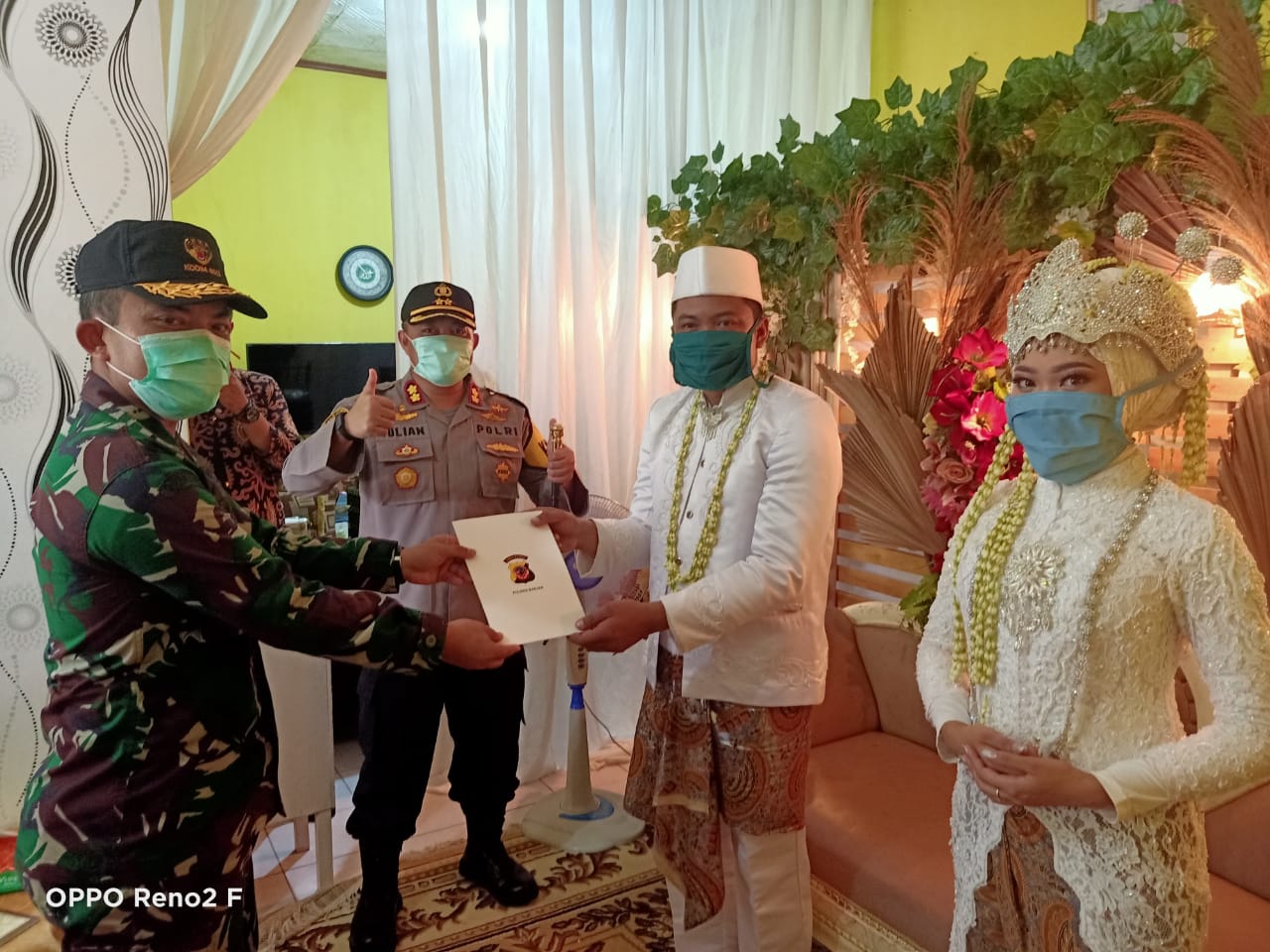 Cegah Penyebaran Covid-19, Pasangan Pengantin di Banjar Terapkan Social Distancing