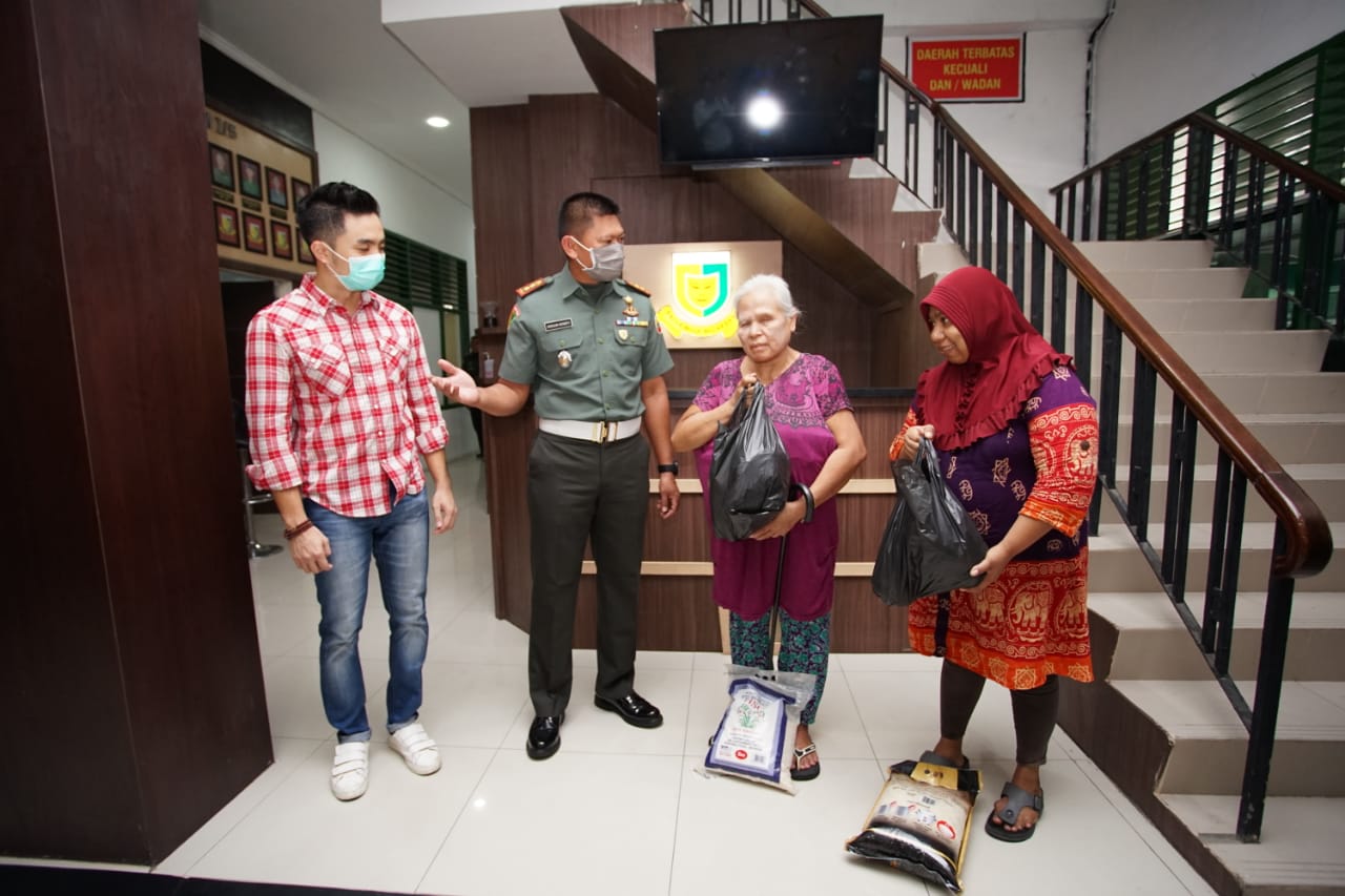 Denpom Medan, Serahkan Paket Sembako yang Terkena Dampak Corona