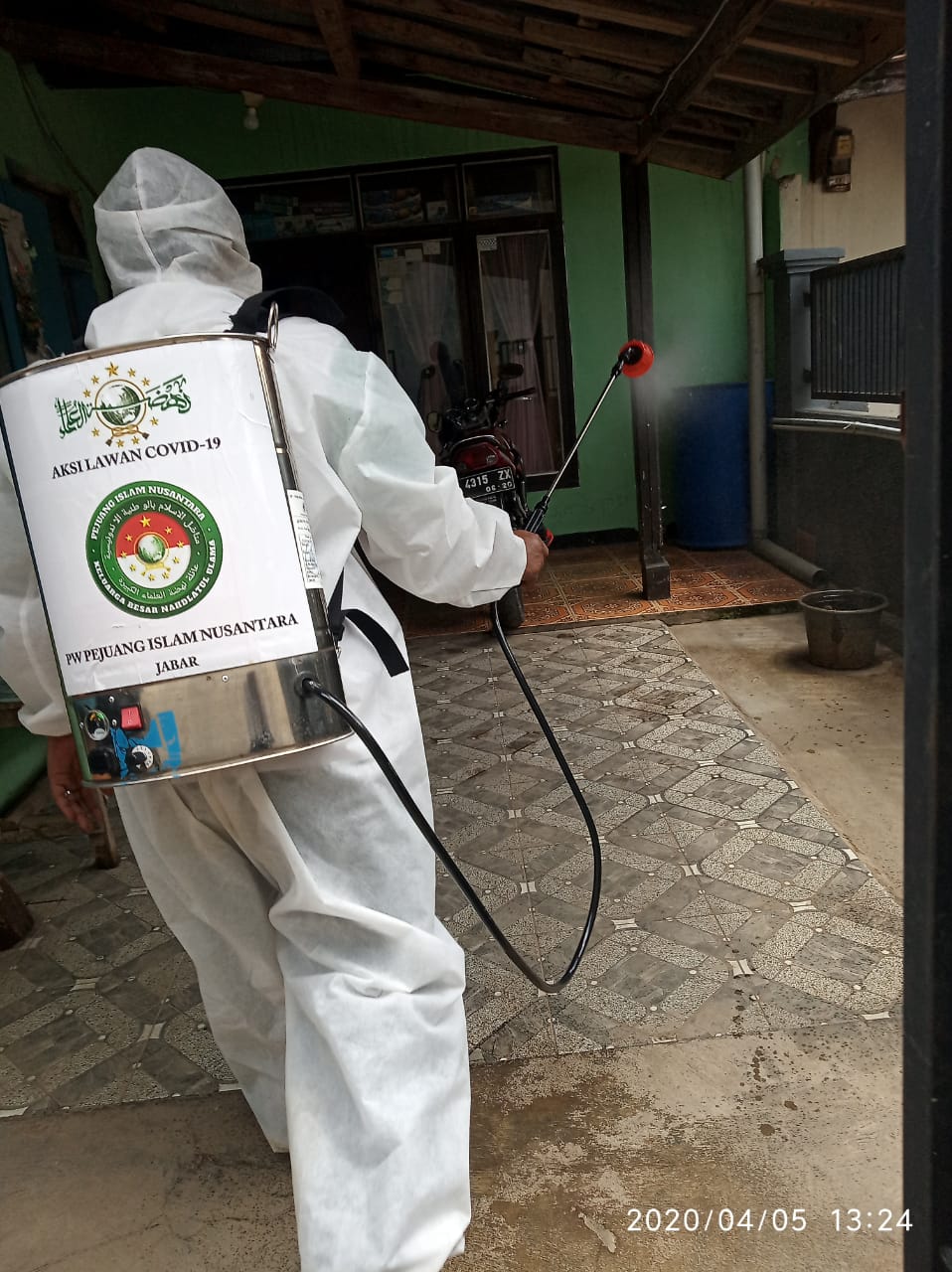 Pejuang Islam Nusantara Jabar, Semprotan Disinfektan ke Rumah Warga