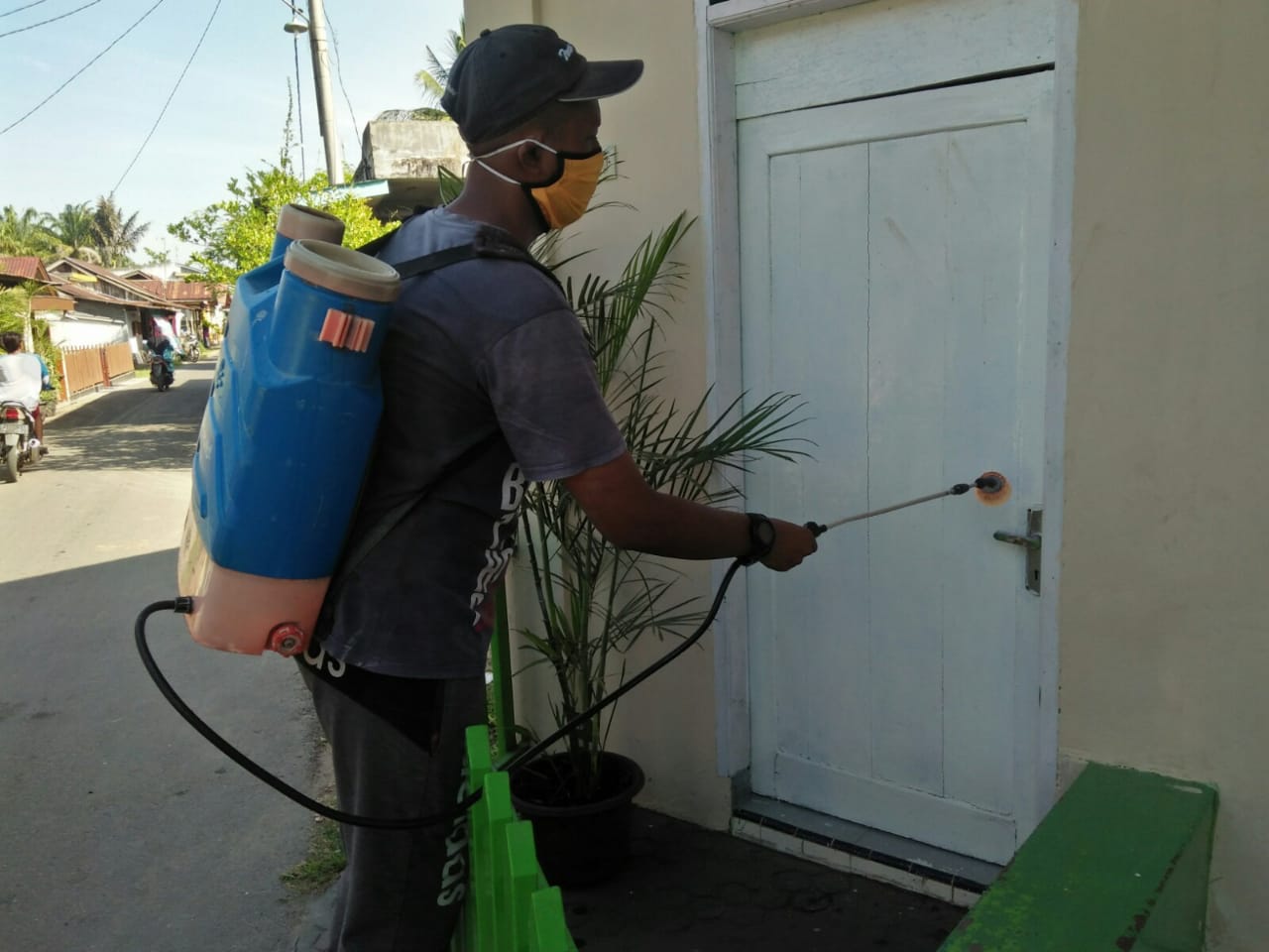 Remaja surau masukkan cairan disinfektan
