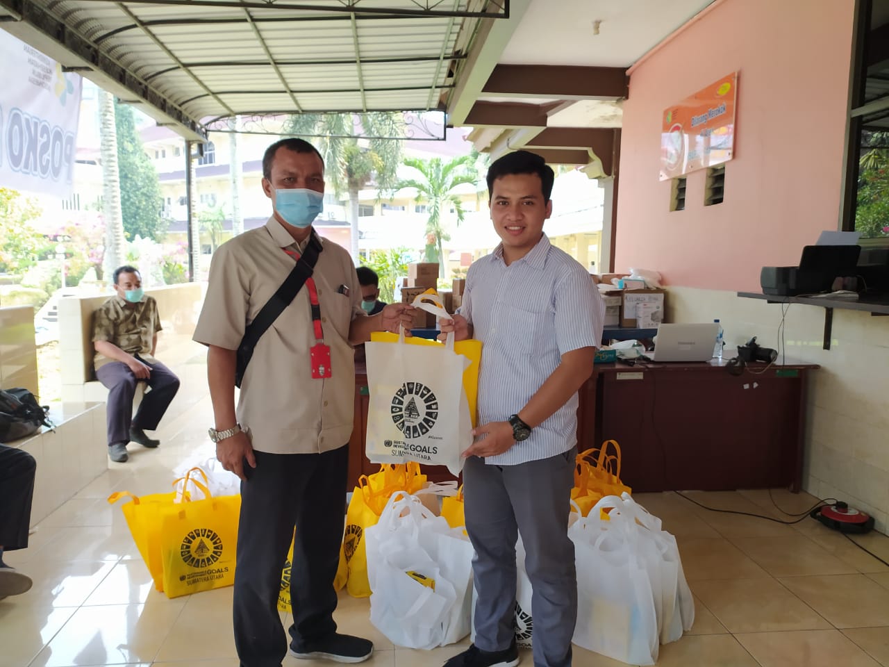Lawan Covid-19, SDGs Sumut Serahkan Donasi Nutrisi ke RS Adam Malik