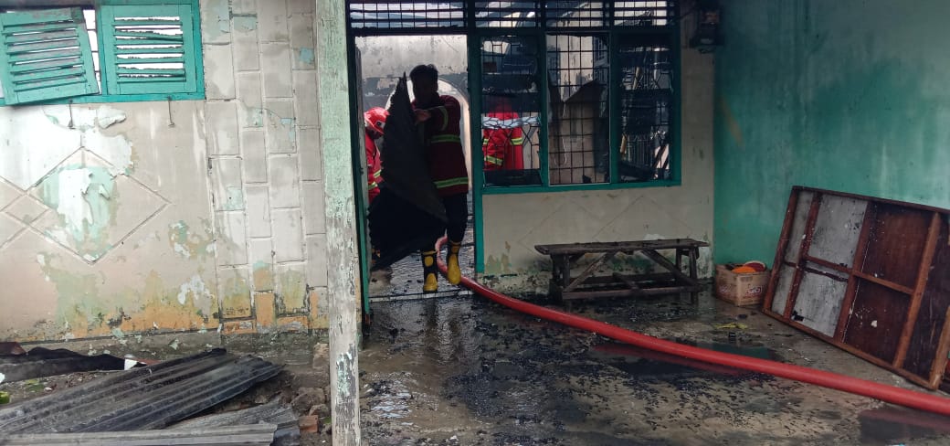 Warga Jalan Mangga Kedai Ledang, di Hebohkan Dengan Dua Unit Rumah Hangus Terbakar