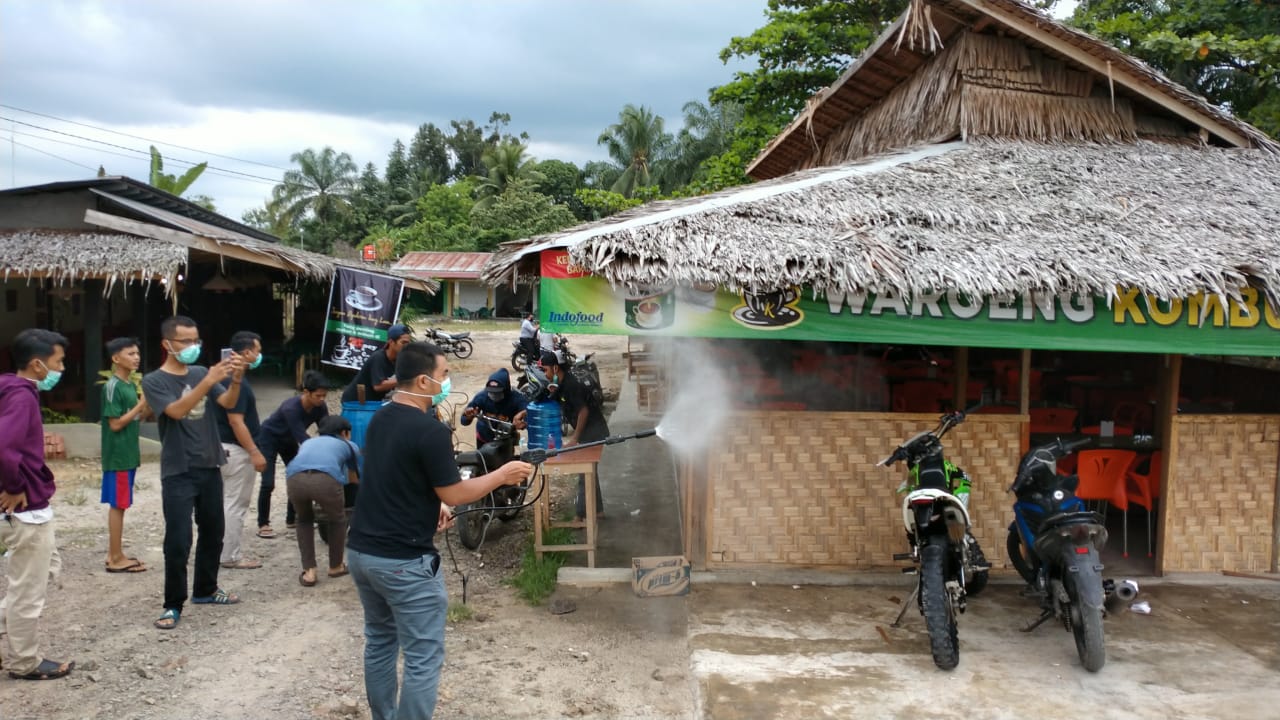 Cegah Covid-19, Pemuda Non Background Peduli Masyarakat Semprot Disinfektan