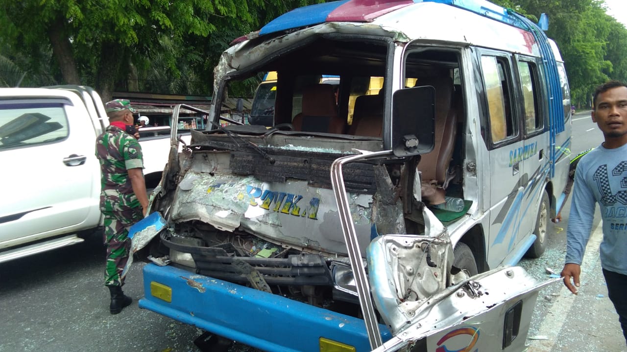 Akibat Cium Pantat Truck di Jalinsum Sidomukti, Bus Sartika Ringsek bagian Depan