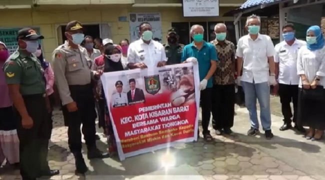 Pandemi Covid-19, Camat Kisaran Barat Bagikan Sembako