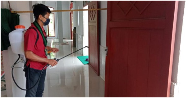Putus Mata Rantai Covid-19, HMI Madina Semprot Disinfektan ke Masjid