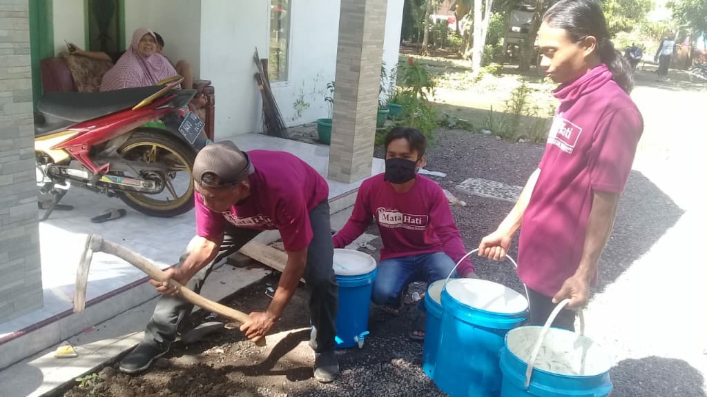 Warga Ciamis, Sulap Ember Bekas Jadi Tempat Cuci Tangan