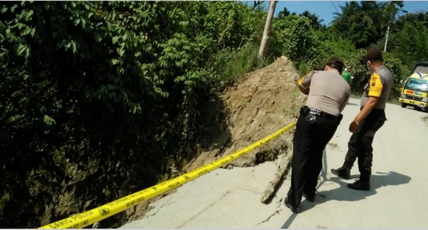 Polsek Gunung Meriah, Pasang Police Line di Jalan Rawan Longsor