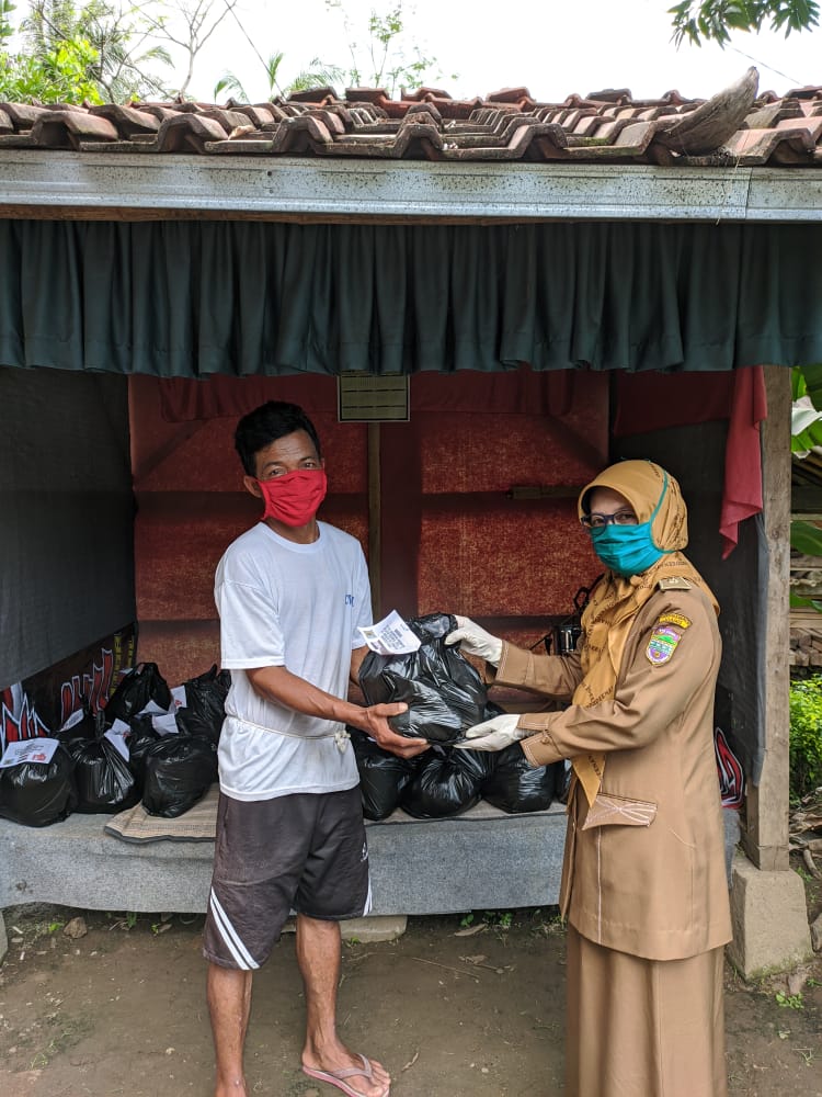 Pandemi Corona, UPTD P5A Pamarican Bagikan Paket Sembako