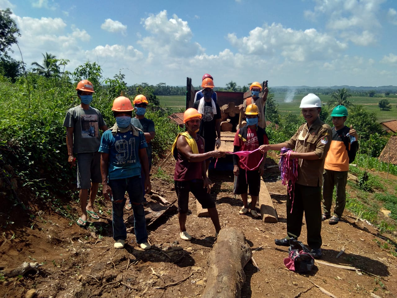 Cegah Corona Masuk Hutan, KPH Ciamis Bagikan Masker