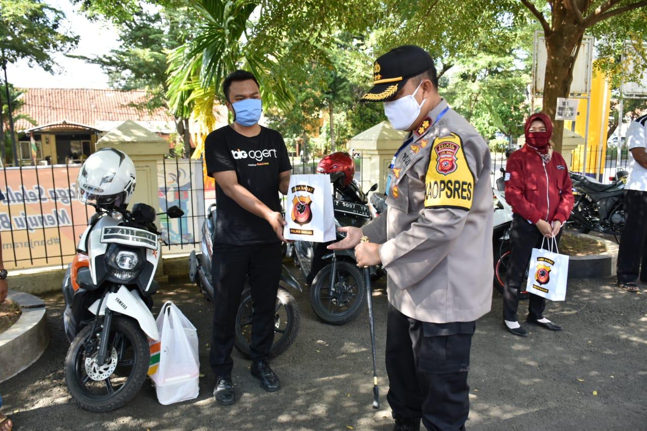 Kapolres Banjar, Bagikan Sembako pada Buruh dan Ojek Online