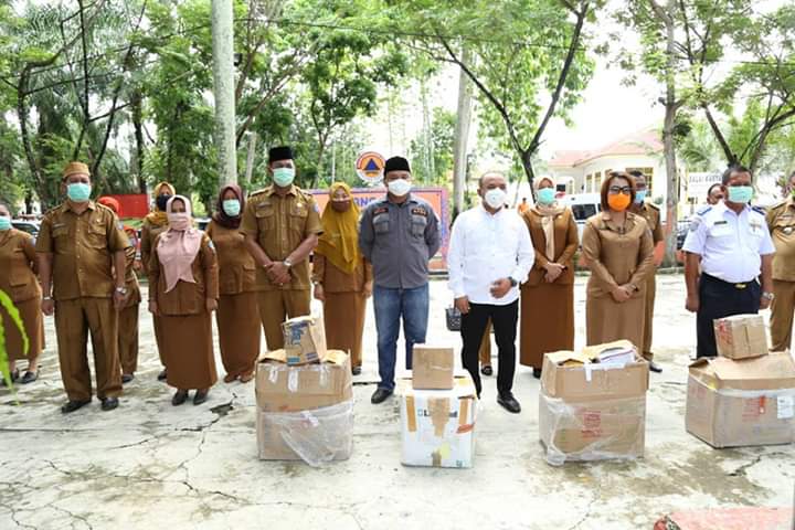Bupati Labuhanbatu, Serahkan APD pada Tim Medis