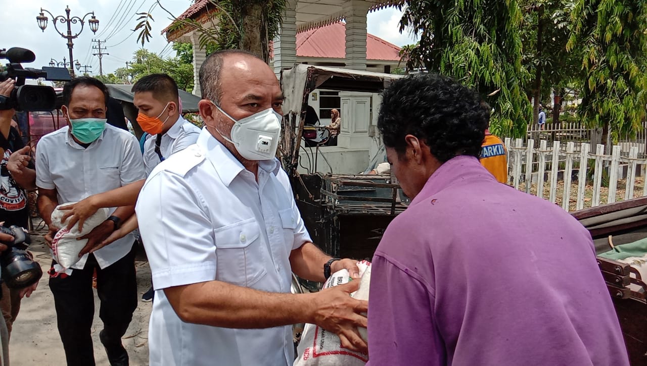 Bupati Labuhanbatu, Bagikan Sembako kepada Abang Becak