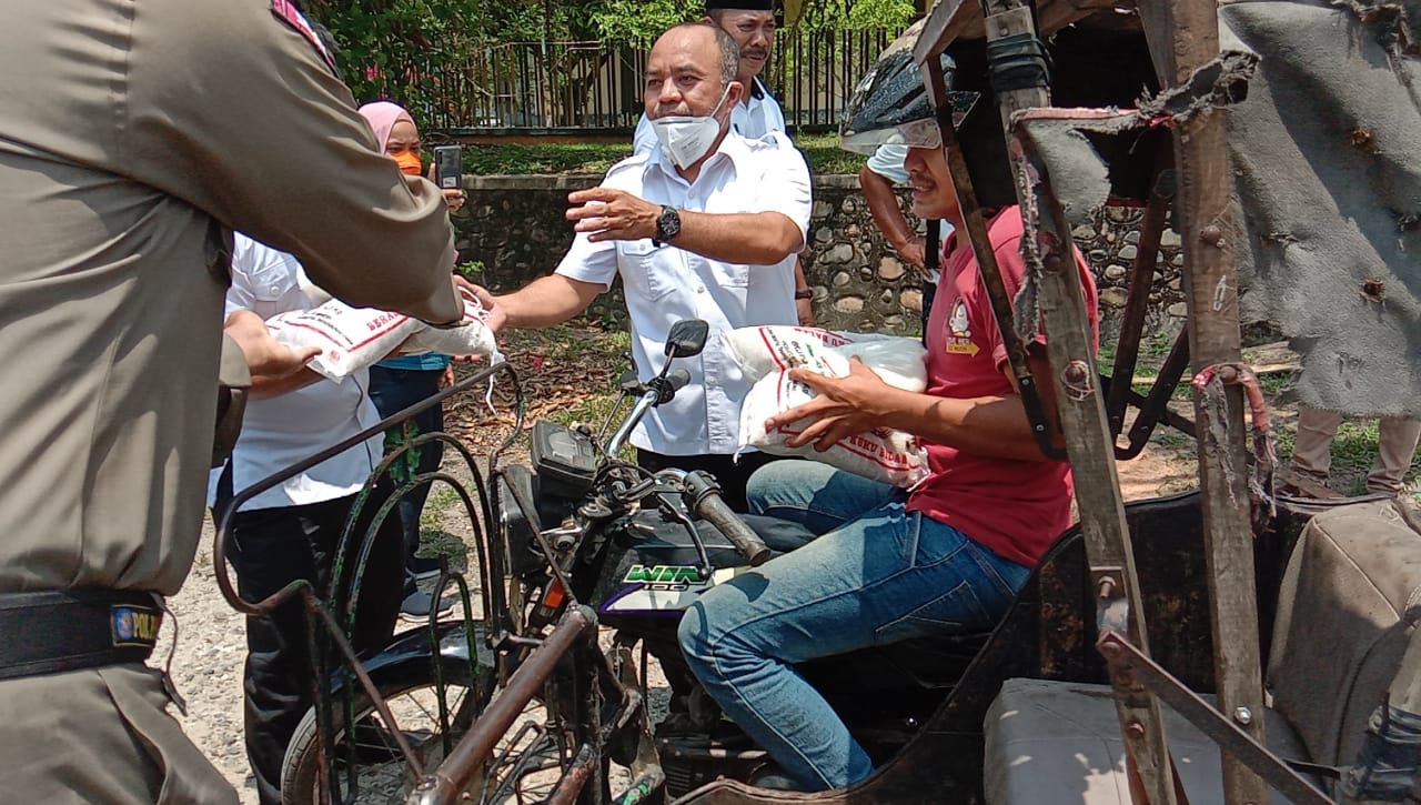 Bupati Labuhanbatu, Bagikan Sembako kepada Abang Becak