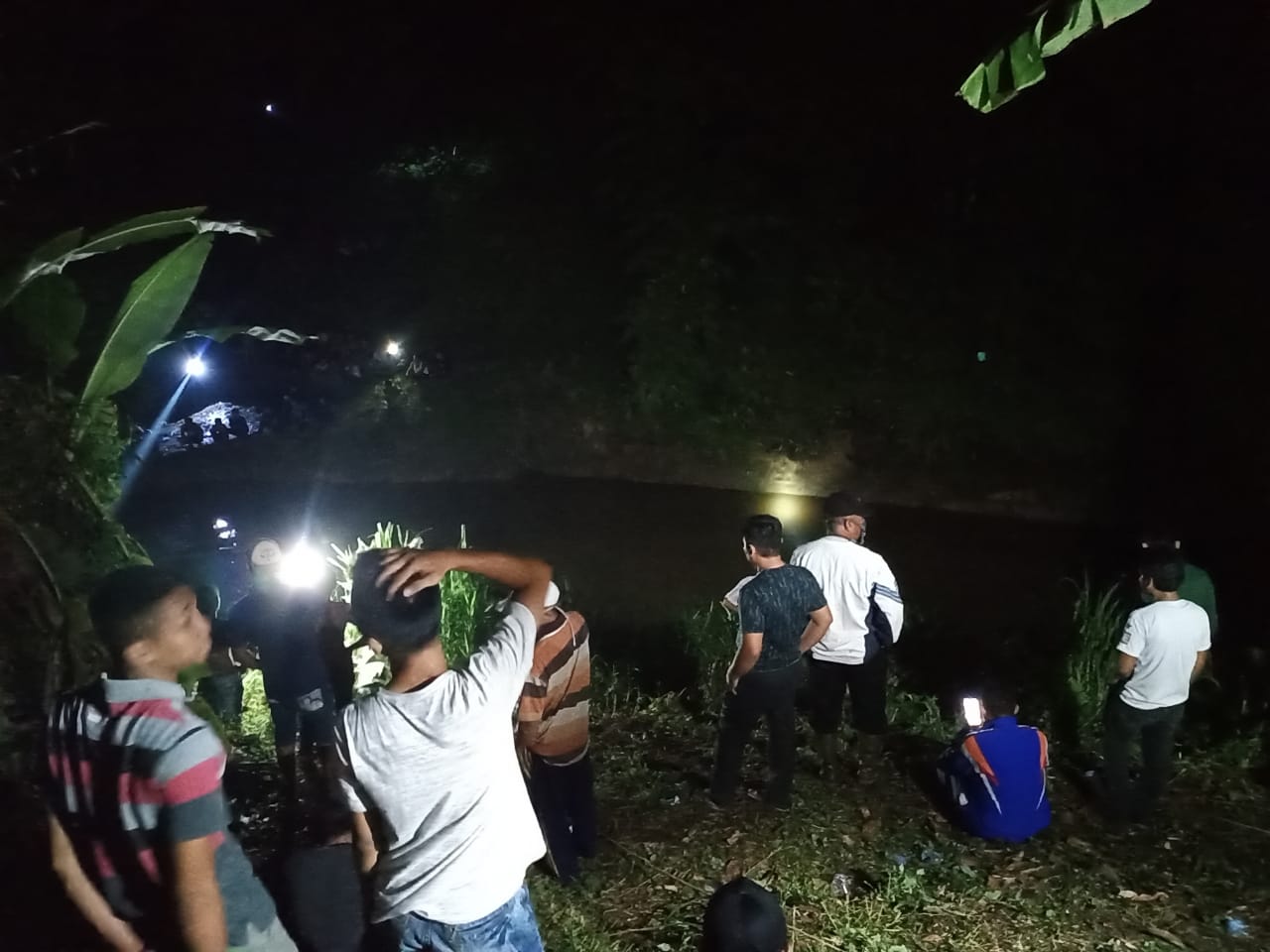 Polsek Tanjung Morawa, bersama Masyarakat Cari Korban Tenggelam di Sungai Belumai
