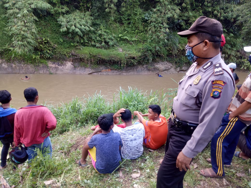 Polsek Tanjung Morawa, bersama Masyarakat Cari Korban Tenggelam di Sungai Belumai