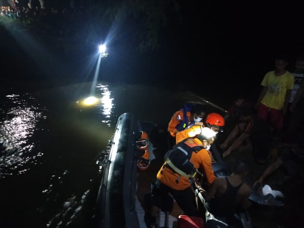 Polsek Tanjung Morawa, bersama Masyarakat Cari Korban Tenggelam di Sungai Belumai