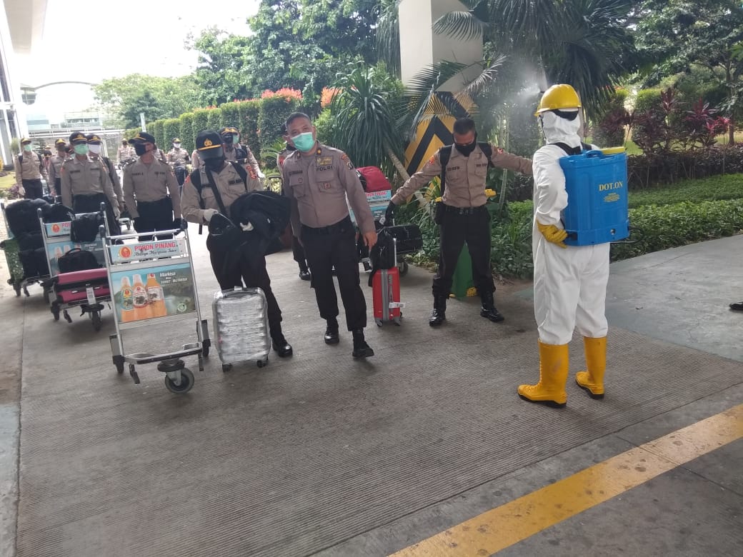 Cegah Corona Masuk Sumut, 21 Orang Siswa SIP Disterilisasi di Bandara KNIA