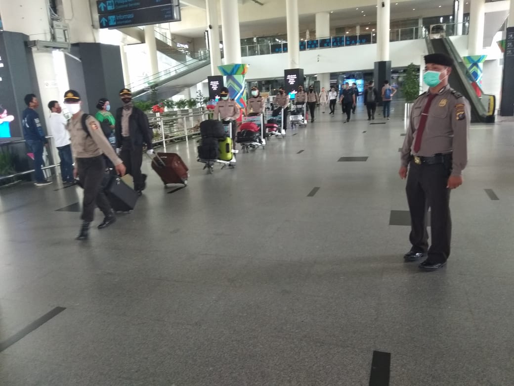 Cegah Corona Masuk Sumut, 21 Orang Siswa SIP Disterilisasi di Bandara KNIA