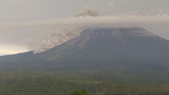 Gunung Semeru, Keluarkan Guguran Awan Panas
